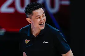 奇葩!广东队一度换上6人6打5辽宁,助教乌戈发现提醒裁判给杜锋吹T图片