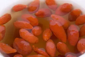 枸杞不仅能增精，还能降血糖？枸杞干吃好，还是泡水好？答案来了图片
