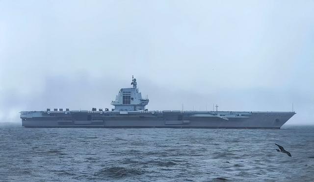 福建舰全程戒备南下，连夜穿过台湾海峡，20万台军毫无反应？