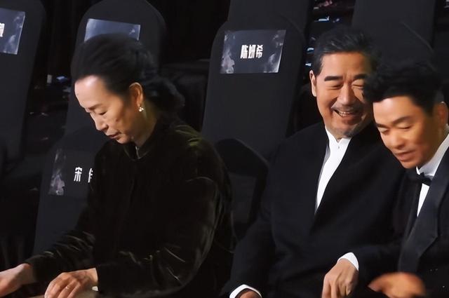 孩子父亲真相大白一月后，奚美娟低调露面，手足无措	，落寞呆坐