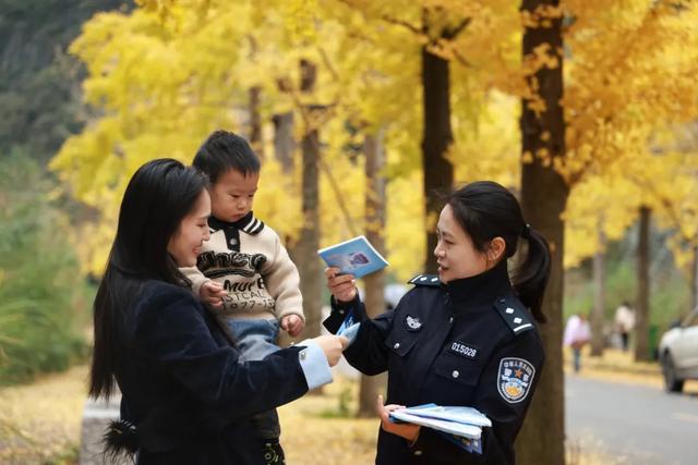 秋日限定“皮肤”上线，藏蓝连接成功