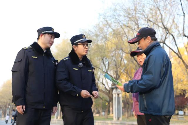 落叶不扫留秋韵!东城城管守护“秋日限定浪漫”