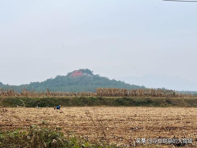 邹平临池镇桥子村里的柱似山，其顶之庙群始建于明代