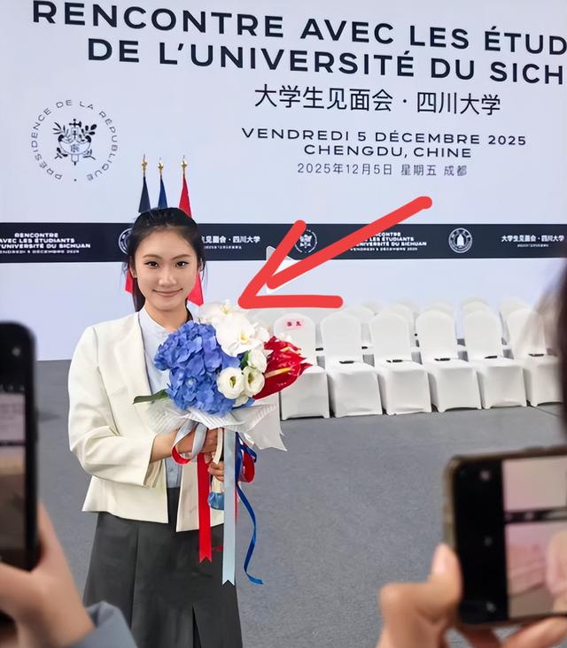 终于知道给马克龙献花的清纯女孩了！女孩身份曝光	，颜值极高太美