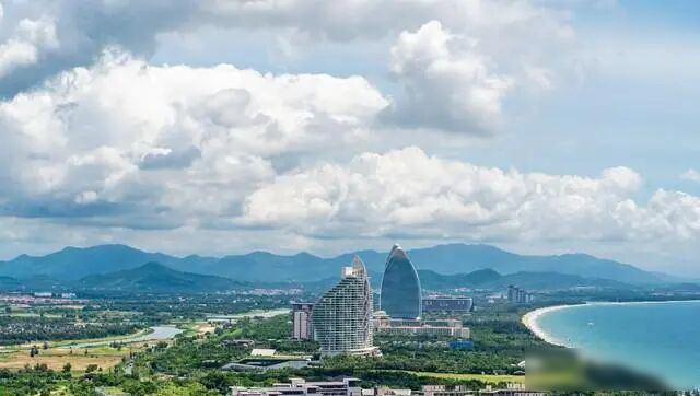 北海人海边晒太阳，三亚游客排队抢票，谁真把海当自家后院？