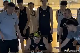 广东宏远训练强度真大，张明池和任骏飞碰撞受伤，王少杰大腿拉伤图片