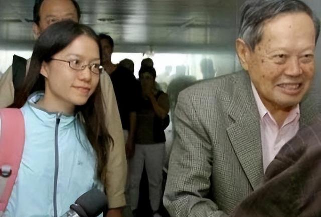 没想到，杨振宁去世后，49岁妻子翁帆，竟因一个动作实现口碑暴涨