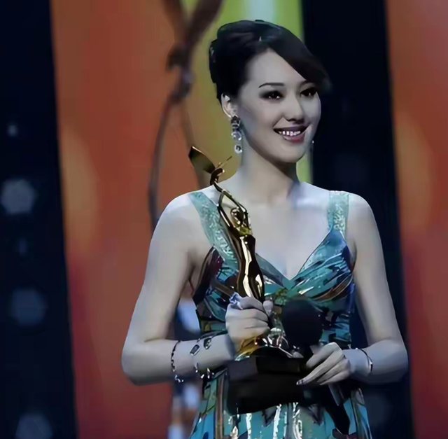 讨好大佬，陪睡上位	，遭央视“开除”，她身上的标签哪个才是真的