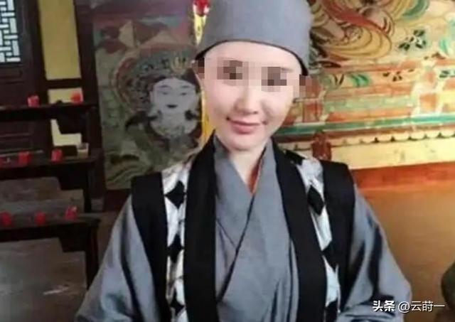 揭秘尼姑庵真相：表面佛门实则妓院，穿黑丝戴假发，香客人来人往