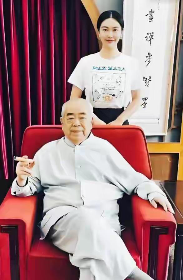 87岁范曾“老来得子”？徐萌穿哺乳裙身材臃肿，亲女儿范晓慧慌了