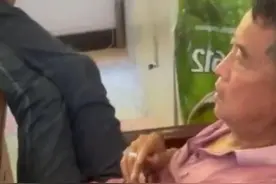 干部办公室光脚翘腿玩游戏，相关方回应自相矛盾，这位干部不简单图片