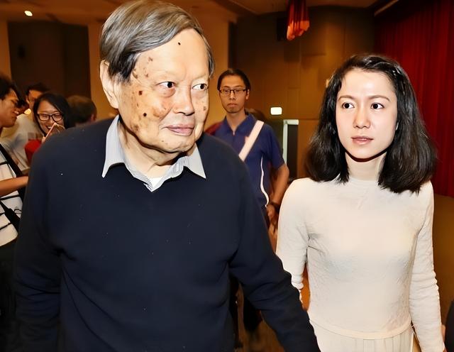 杨振宁去世不到2月，令人担忧的事还是发生，翁帆近况被曝惹争议