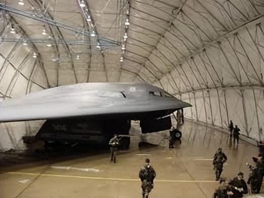24亿美元一架，却连雨都不能淋！这款轰炸机，究竟是不是智商税？
