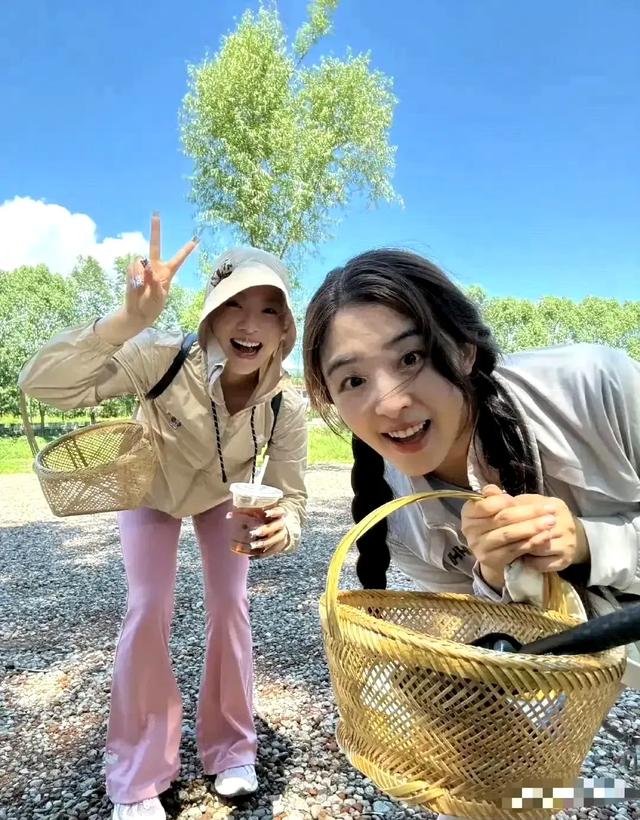 张含韵旁边这个美女看着好眼熟，就是叫不出名字来 ​​​