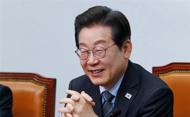 李在明拒绝出席中国阅兵，王毅挂断电话，送了韩国一句话