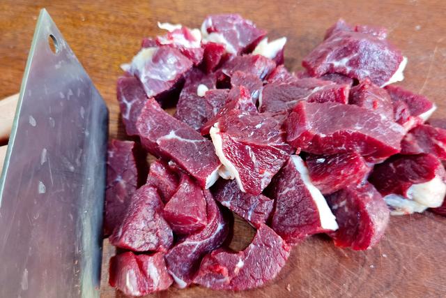 炖牛肉时，最忌焯水和直接下锅炖，教你一招，软烂入味，不腥不柴