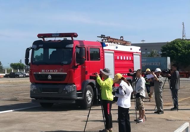 中国造得出航母火箭，每年却花7亿进口消防车，难道我们造不出？