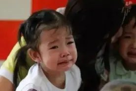 3岁女儿放学回家，紧扯裤子说“不能尿尿”，宝妈脱下裤子后气哭图片
