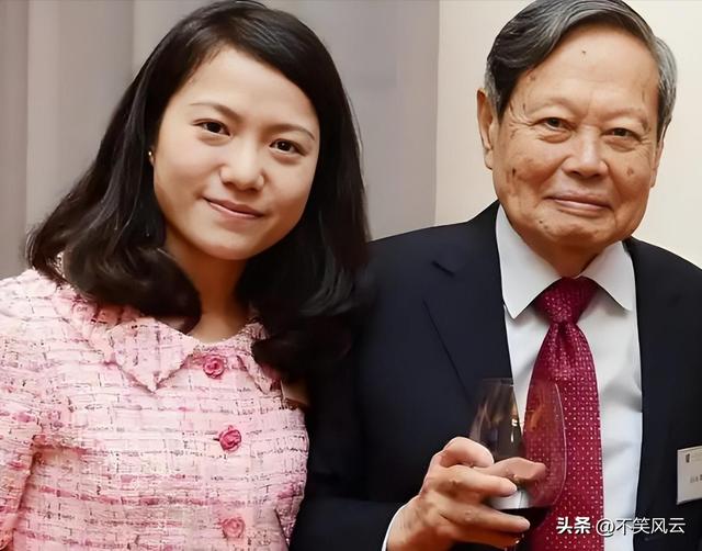 杨振宁离世不到1个月，翁帆近况意外曝光，没有牺牲，无须自证