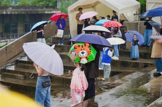 富阳这里，春日氛围感拉满！市民游客纷纷冒雨赶来……