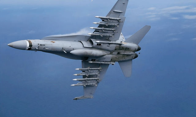 特朗普终于迈出这一步，F18“破门而入”，委内瑞拉还能撑多久？