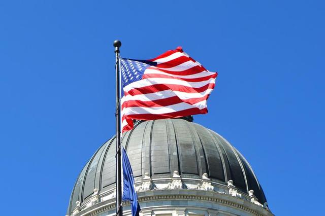 中方抛118亿美债，逼出4接盘国，马斯克已通知白宫：美基本没救了