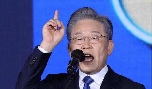 美国噩耗不断？韩印已做出选择，79岁川普确诊患病，中国连抛美债