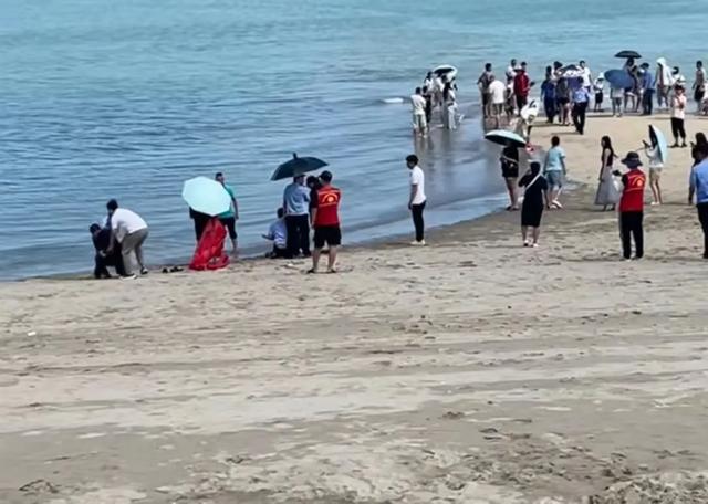 31岁男子玩摩托艇遇难，身体破碎，家属指责先救别人，网友炸锅
