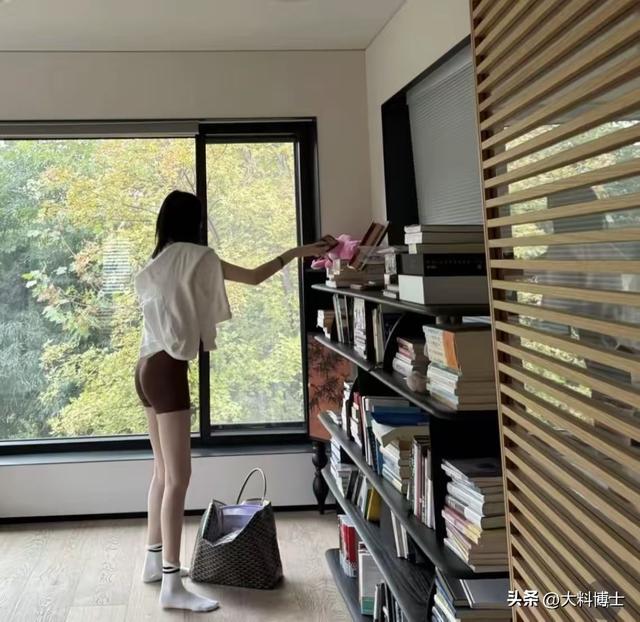 陈伟霆爱人北京豪宅晒照，何穗产后腰细身瘦，陈妈妈来京看孙子