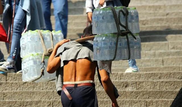 该淘汰的为何留下？老君山仍用挑山工，给技术进步打个“补丁”