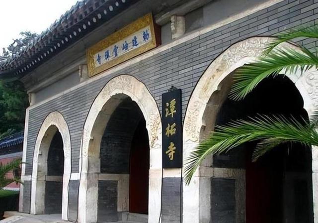 中国有一古寺，庙不大，却有武警24小时站岗，它有何特殊之处？