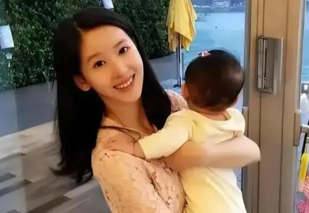 刘强东一句话暴露婚变传闻真相后，恶心一幕出现，奶茶妹妹太可怜