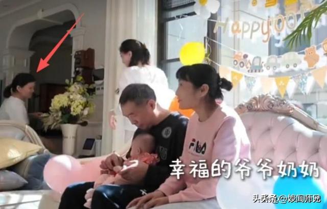 水均益泉州给女儿带娃，与前妻18年后再同框，主动搭话对方却不理
