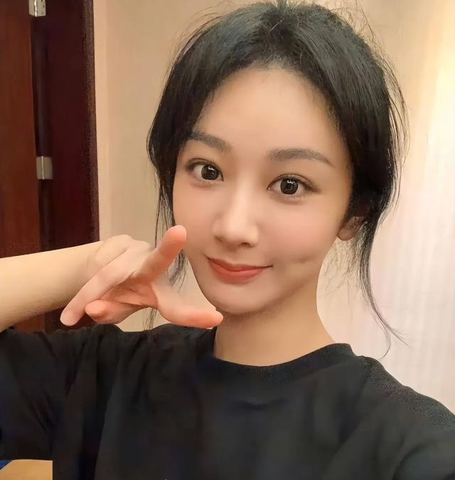 用力过猛？31岁杨紫面相变了，走上“不归路”，张艺谋的话应验了