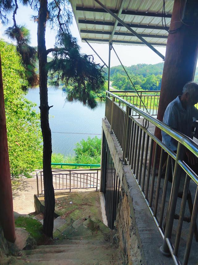 安徽潜山：悬崖上的小寺庙因石头滴水而知名