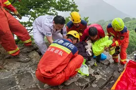 不听劝！北京一对中年夫妻雨天爬野长城，妻子头部摔出血、手臂骨折……图片