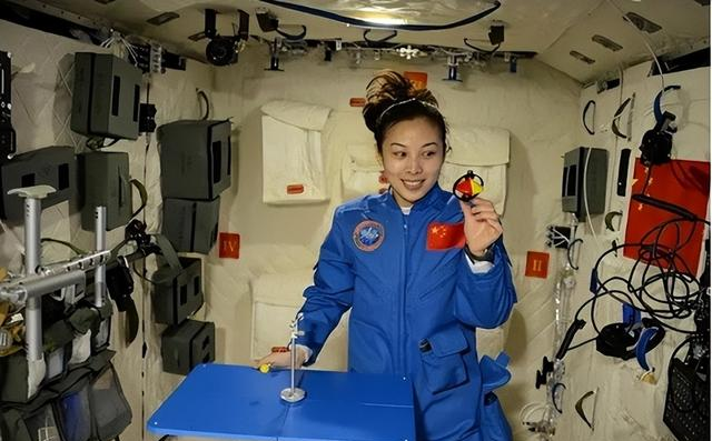 王亚平之女，母亲是航天员，父亲是飞行员，享受4项优待