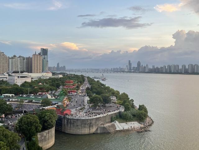 南昌：豫章故郡，洪都新府，从古至今赣江的晚风文脉在此沉淀。