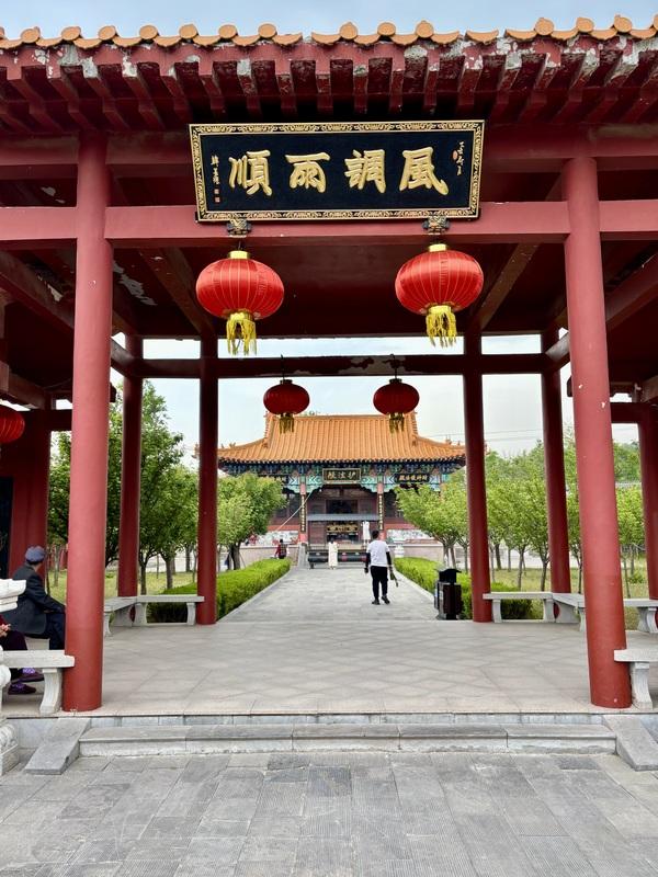 游览青州市知名景点龙兴寺