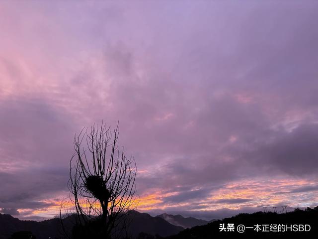 暴雨过后云雾之上，彩虹晚霞遥相辉映