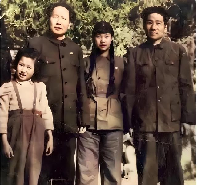 刘思齐有多美？1949年的一张留影，那年她19岁气质非凡！