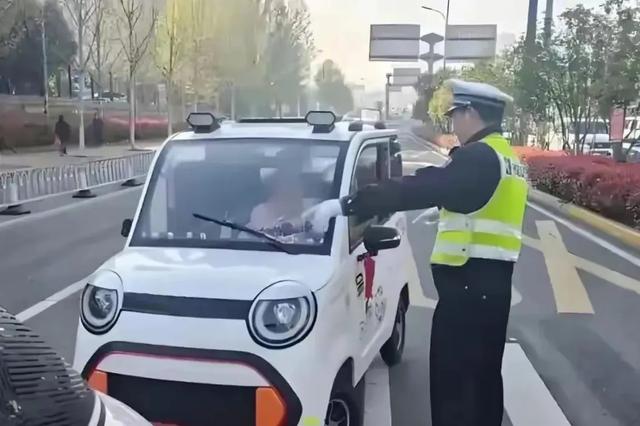 公安部明确：8月1号起，60岁以上老人骑5种电动车，上路不查不扣