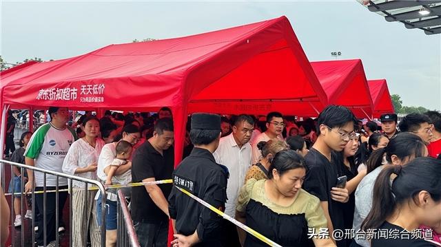 宿迁市民冒雨涌入京东折扣超市 9.9元鲜鸡蛋“坐地等补货”