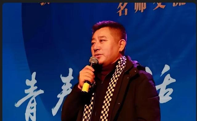 他是央视金牌主持人，57岁才结婚，娶北师大教授，气质高贵还漂亮