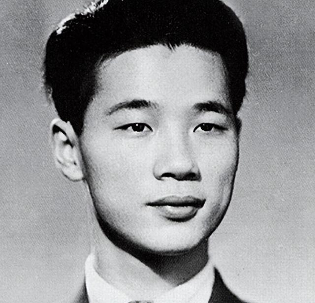 60年代，李鹏夫妇与儿女们在天安门广场，一张有爱的罕见全家福！