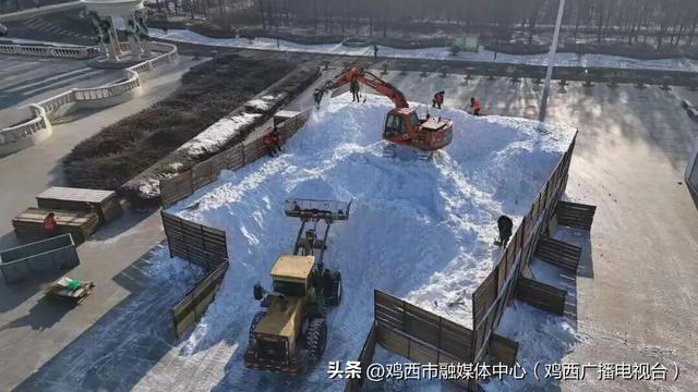 高23.8米！第38届太阳岛雪博会“雪人先生”启动堆雪