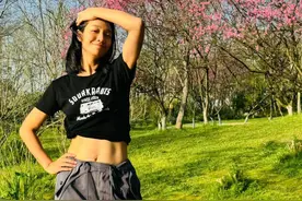 朱丹晒带儿女踏春照，妈妈镜头下女儿穿搭奇特，儿子肆意玩泥巴！图片