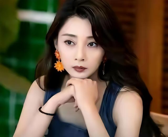 她是演员中的女富豪，豪车多的开不过来，如今45岁却活得像20岁
