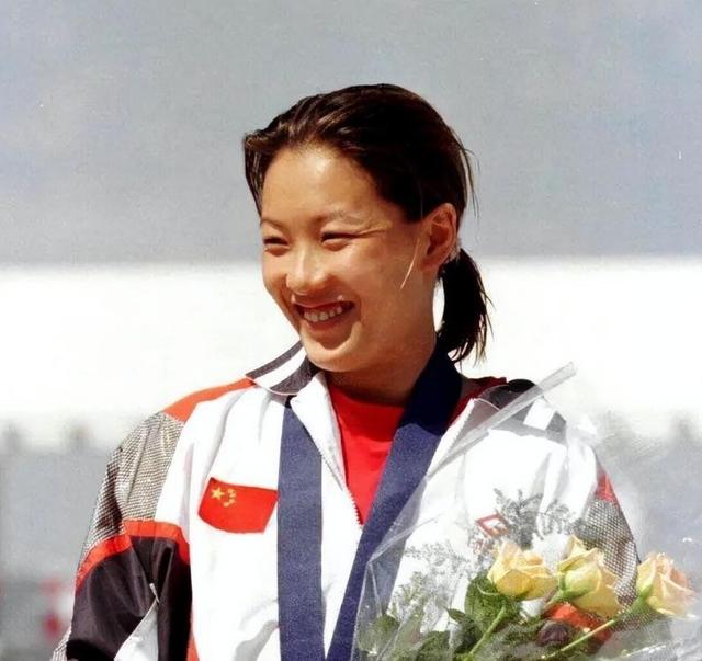 恩爱23年抵不过残酷现实，73岁梁锦松衰老萎缩，47岁伏明霞正美貌