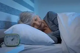 早点睡觉是错误的？过了70岁，老人几点睡觉才更健康？医生来解答图片